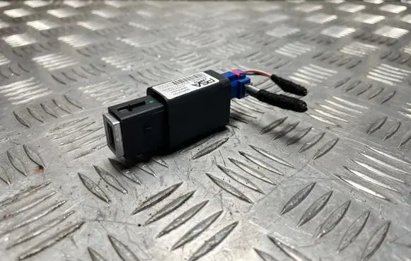 Opel Astra L USB socket connector 98483947VV