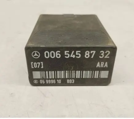 Mercedes-Benz E W124 Fuel pump relay 0065458732 A0065458732