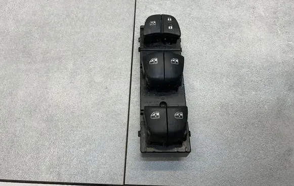 Nissan Qashqai Electric window control switch
