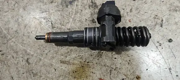 Volkswagen Polo IV 9N3 Fuel injector 038130073BP