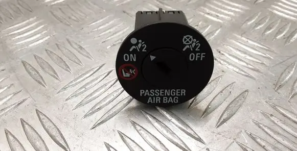 Passenger airbag on/off switch