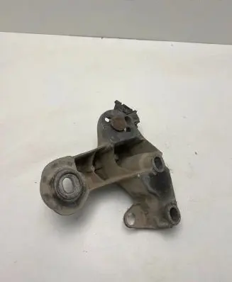Audi A4 S4 B5 8D Engine mounting bracket