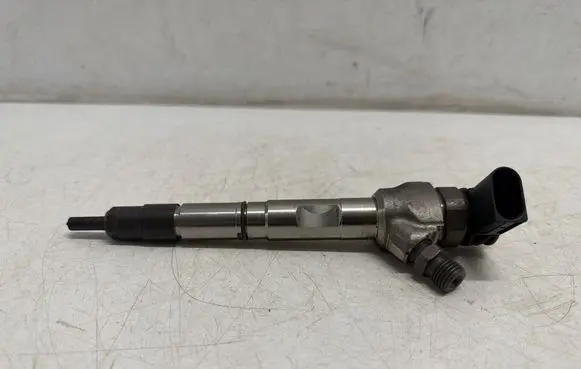 Volkswagen PASSAT B8 Fuel injector 05L130277E 0445110835 210223