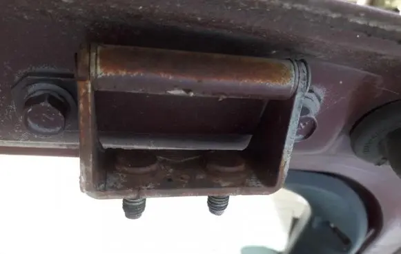 Tailgate/trunk/boot hinge