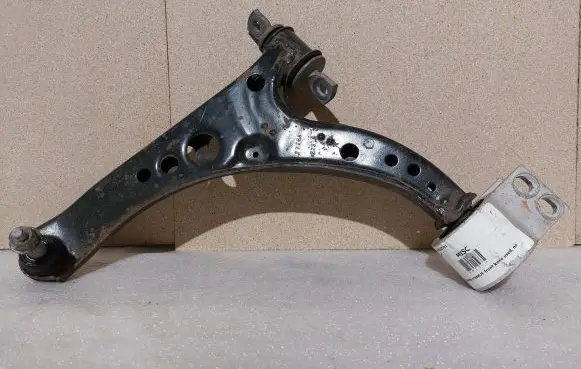 Chevrolet Cruze II Front lower control arm/wishbone 39089342 13466362 39001025