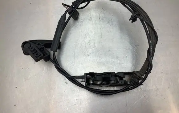Audi A3 S3 8P Engine bonnet/hood lock release cable 8P1823531B