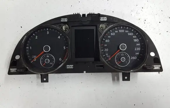 Volkswagen PASSAT B7 Speedometer (instrument cluster) 3AA920870J