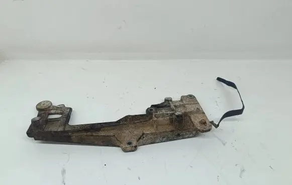 Volkswagen PASSAT B6 Engine mounting bracket 03G131159