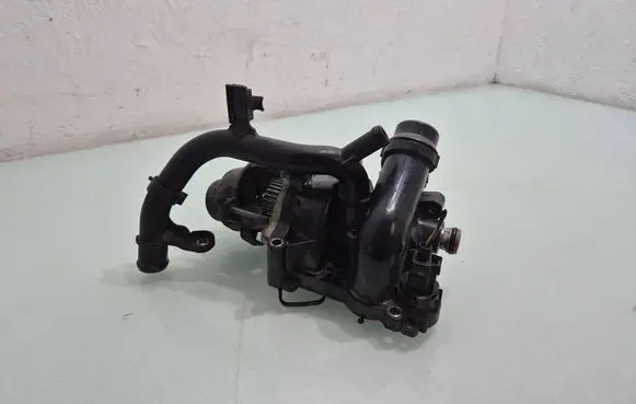 Volkswagen Tiguan Water pump 06J121065F
