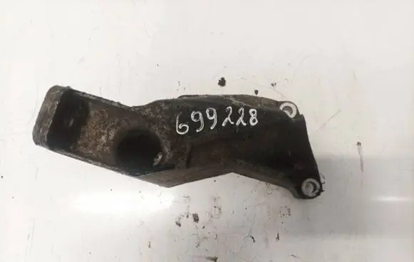 Engine mounting bracket