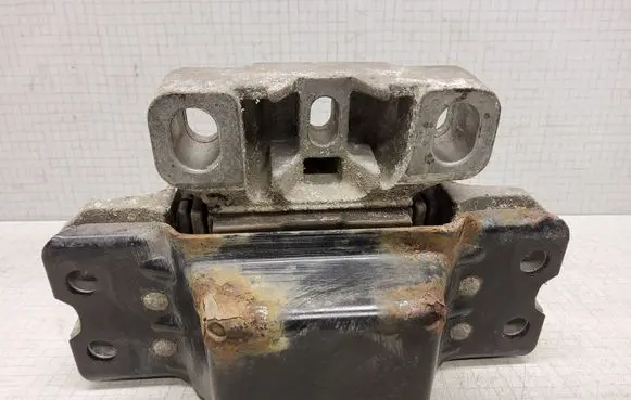 Volkswagen PASSAT B6 Engine mount bracket 3C0189555