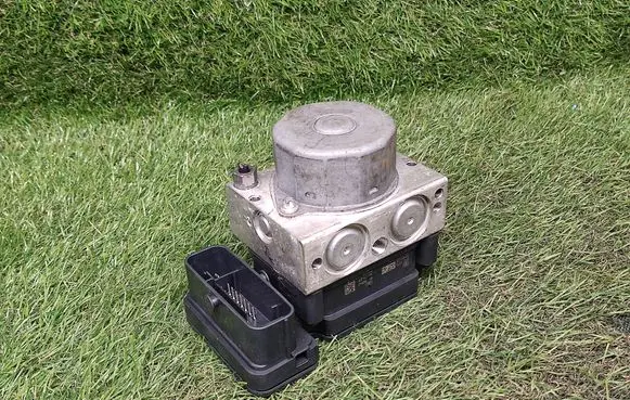 Skoda Fabia Mk2 (5J) ABS Pump 6R0614117AL 6R0907379AQ 6R0907379AR