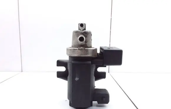 Engine mount vacuum valve