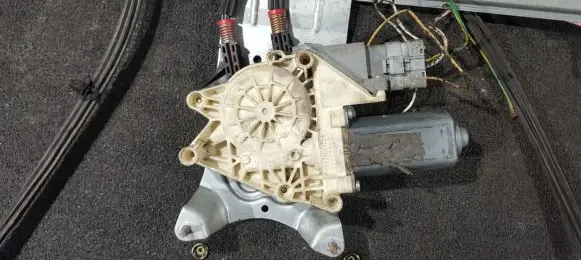 Citroen Xsara Picasso Front door window regulator motor 128000291 9700105129105