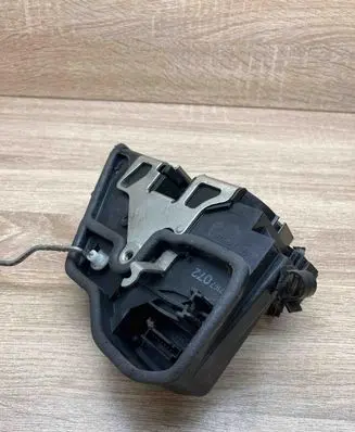 BMW 5 E60 E61 Front door lock 7167072 FRONTRIGHTSIDE