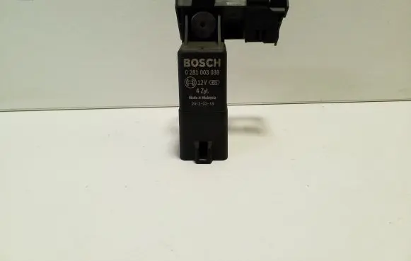 Audi Q3 8U Glow plug pre-heat relay 038907281D 0281003038