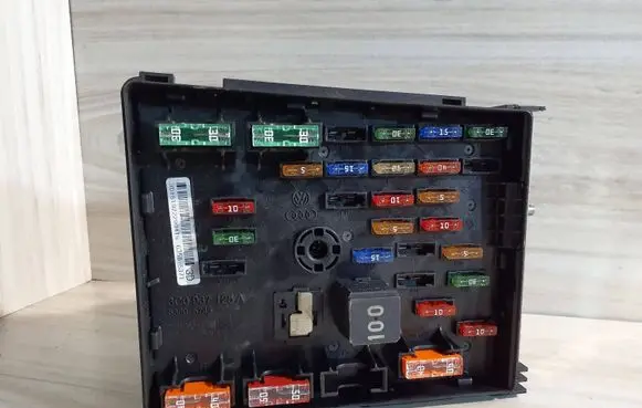 Volkswagen Tiguan Fuse module 3C0937125A 63595743