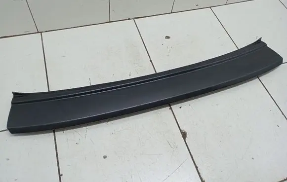 Volvo XC60 Rear bumper trim bar molding 31323776