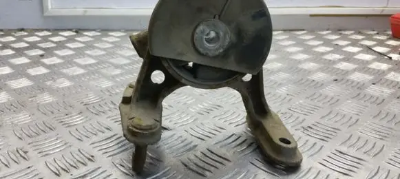 Toyota RAV 4 (XA30) Engine mount bracket