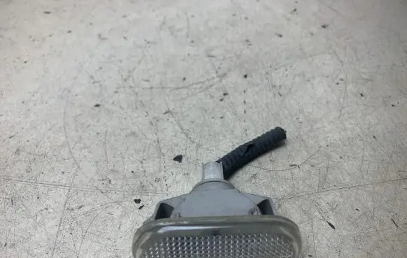 Front fender indicator light