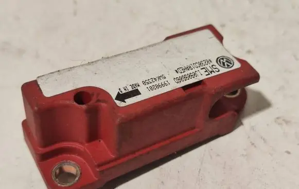Volkswagen Golf IV Airbag deployment crash/impact sensor 1J0909606D 19990201 5WK42350