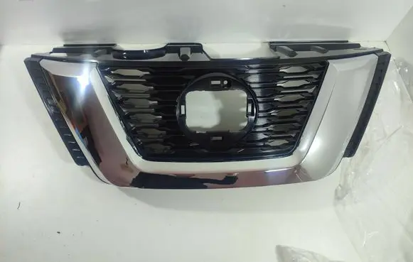 Nissan X-Trail T32 Front bumper upper radiator grill 623107FW0B