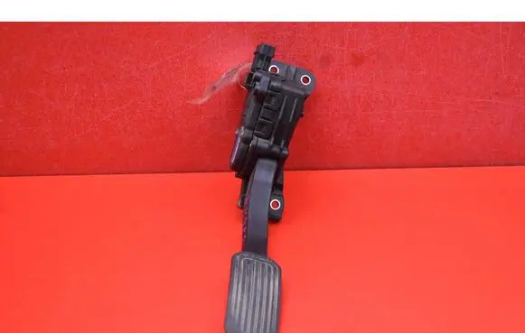 Accelerator throttle pedal