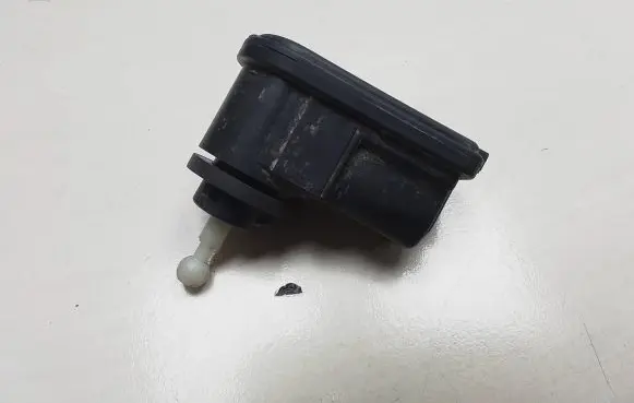 Headlight level adjustment motor