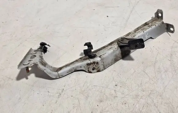 Audi A4 S4 B8 8K Fender mounting bracket 8K0821135