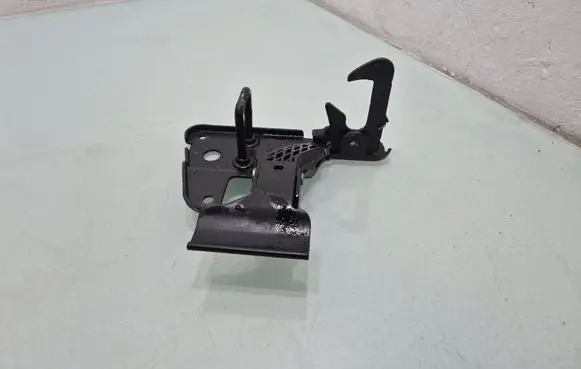 Audi A6 S6 C6 4F Engine bonnet/hood lock/latch loop/hook 4F0399113B