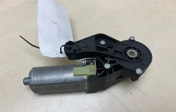 Mercedes-Benz C W204 Seat adjustment motor 820591114