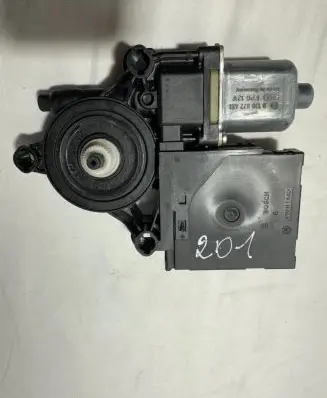 Volkswagen PASSAT B6 Front door window regulator motor 0130822451