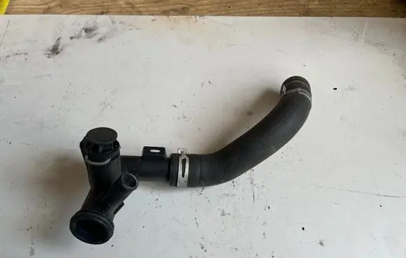 Engine coolant pipe/hose