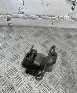Volkswagen Jetta VI Front door lower hinge 1K0831412M