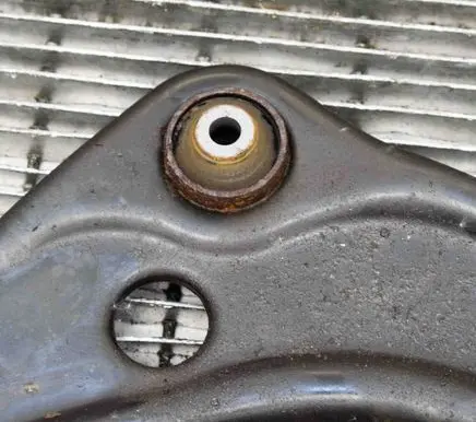 Nissan Qashqai Front lower control arm/wishbone