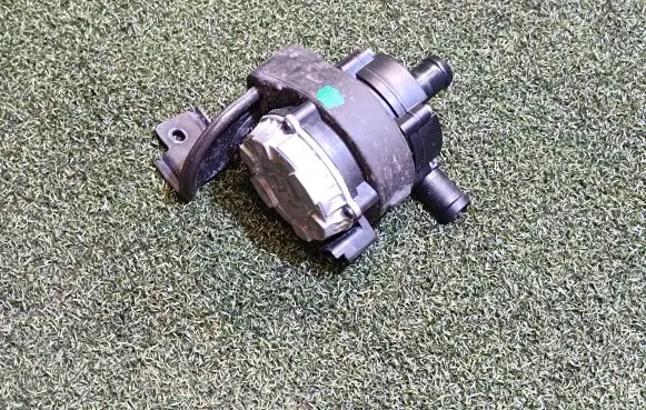 Renault Kangoo II Water pump 0392024151 210107883R
