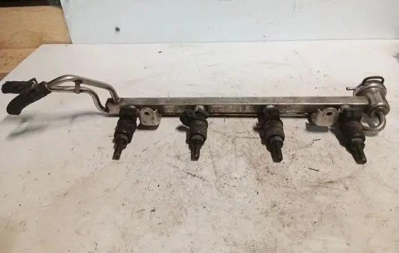 Volkswagen Golf IV Fuel injector supply line/pipe 06a906031d