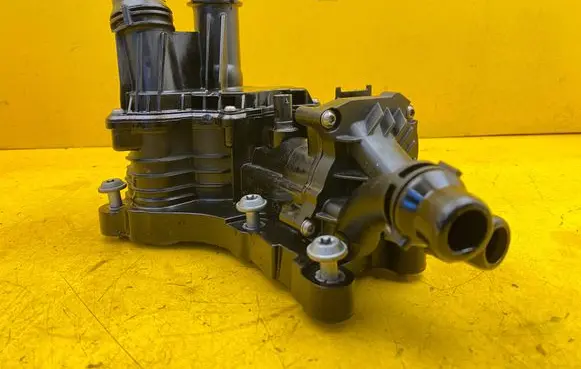 Volkswagen Tiguan Thermostat/thermostat housing 05L121111Q