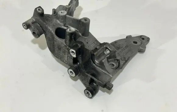 Peugeot 3008 I Engine mounting bracket 9674030280