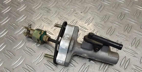 Toyota RAV 4 (XA20) Clutch master cylinder