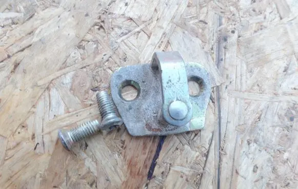 Ford Mondeo Mk III Loading door lock loop/hook striker 