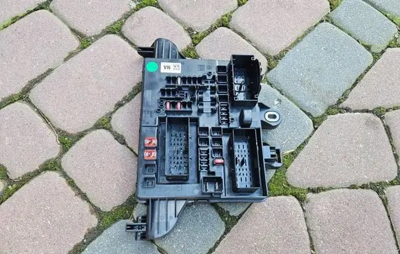 Opel Insignia A Fuse module 13277317