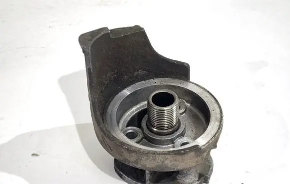 Honda CR-V Oil filter mounting bracket 