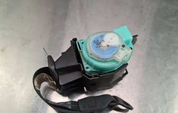 Toyota Avensis T250 Middle seatbelt (rear) 7335005040 041027
