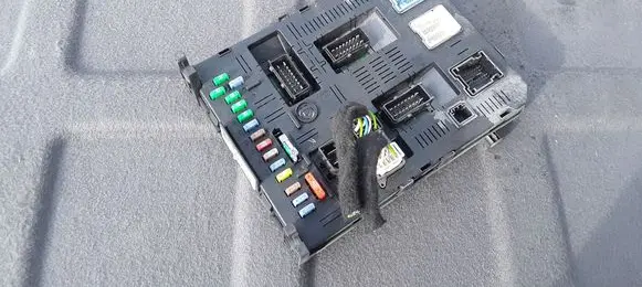 Citroen C5 Fuse module 9661940380