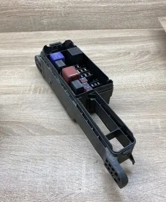 Toyota Avensis T250 Fuse module 9008087013