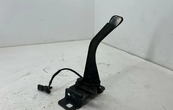 Engine bonnet/hood lock/catch