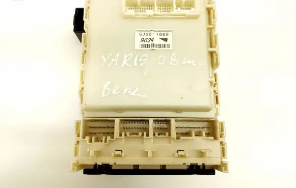 Toyota Yaris Fuse module 5J251668 509080360
