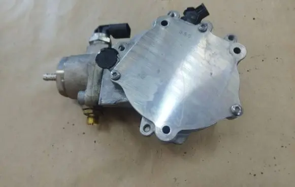 Volkswagen Golf VII Vacuum pump 06l145100k