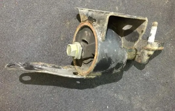 Toyota Corolla E110 Engine mount bracket